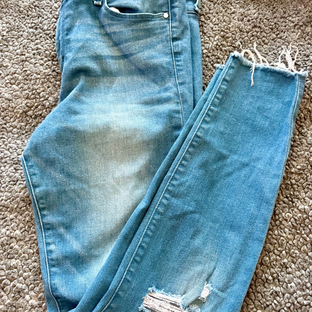 Abercrombie & Fitch Women’s Distressed High-Rise Jeans. Size 29.